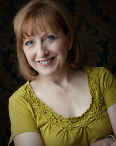 Une femme souriante avec des cheveux teints en roux