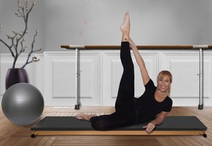 Une femme pratique le yoga comme activité physique