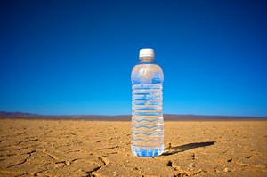 une bouteille d'eau dans le désert