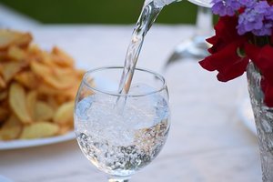 verser de l'eau dans un verre à table