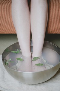 une femme a ses pieds dans une bassine