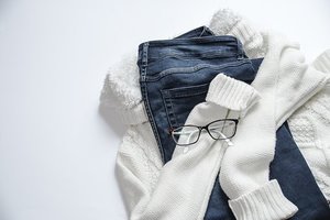 choix d'un jean et d'un pull blanc pour se vêtir