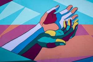 deux mains multicolores pour soin